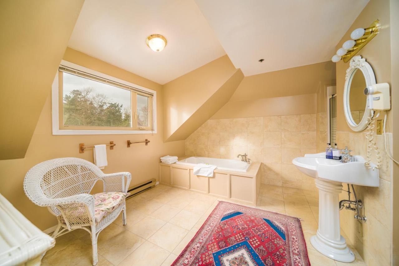 Dashwood Manor Seaside Bed & Breakfast Victoria Exterior photo