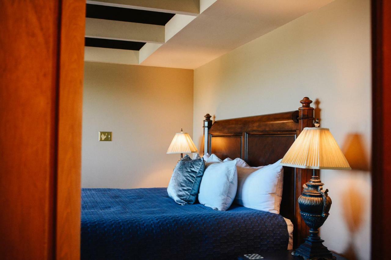 Dashwood Manor Seaside Bed & Breakfast Victoria Exterior photo