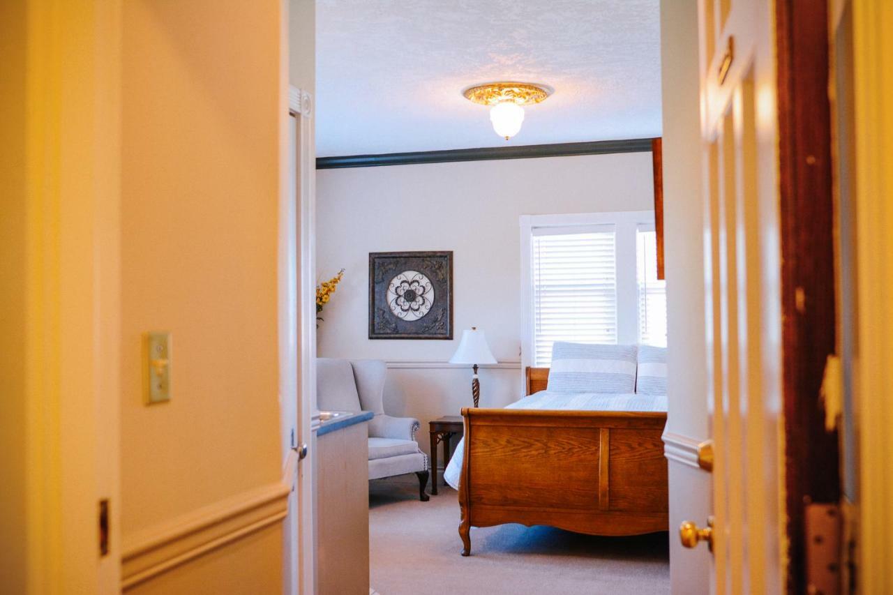 Dashwood Manor Seaside Bed & Breakfast Victoria Exterior photo