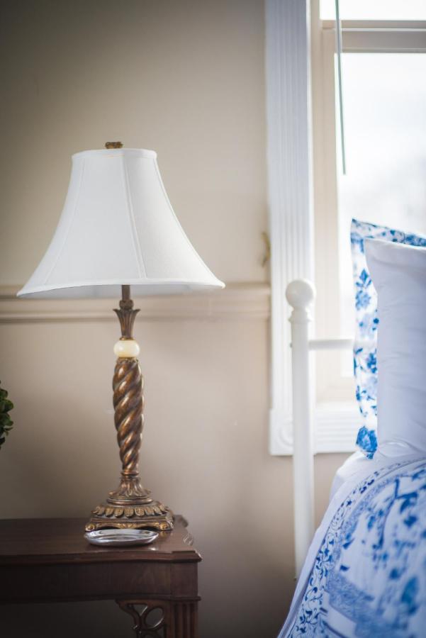 Dashwood Manor Seaside Bed & Breakfast Victoria Exterior photo